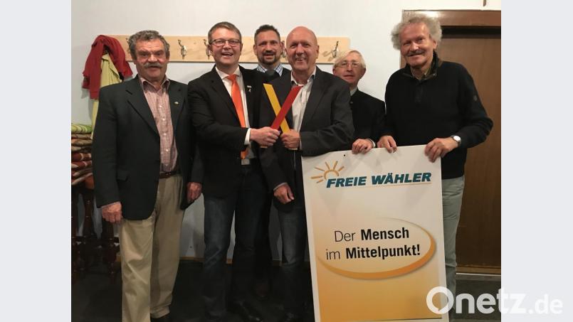 Oswald Lingl (Dritter von rechts) will Bürgermeister der Gemeinde Theisseil werden; mit im Bild der FW-Ortsvorsitzende Hans Wittmann, der stellvertretende Landesvorsitzende Hans Martin Grötsch, der stellvertretende Ortsvorsitzende Tobias Groß, der Neustädter Kreisvorsitzende Karl Meier und der Weidener Kreisvorsitzende Bernhard Schlicht (von links). Bild: eig