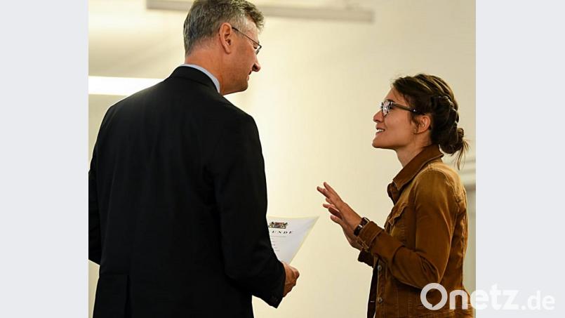 Kultusminister übergibt Anna-Lena Bock nach einem Gespräch die Ernennungsurkunde zur Studienrätin am Gymnasium Ismaning. Bild: zer