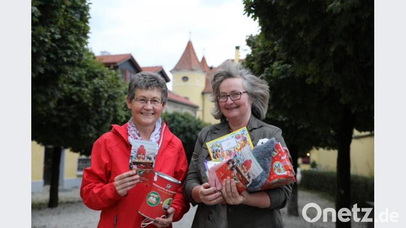 Vor 20 Jahren sammelte (links) Erna Mehlhase erstmals Schuhkartons für &quot;Weihnachten im Schuhkarton&quot;. Mit auf dem Bild Erika Häupler . Bild: njn