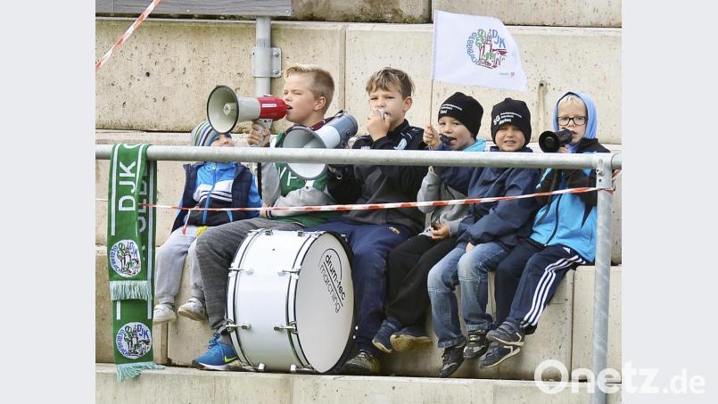 Unterstützung bekommt die DJK Gebenbach auch von ihren jungen Fans. Mit Trommel und Megafonen feuern sie ihre Mannschaft an. Im Heimspiel am Samstag gegen die SpVgg Bayern Hof soll der dritte Sieg in Serie gefeiert werden. Bild: Ziegler