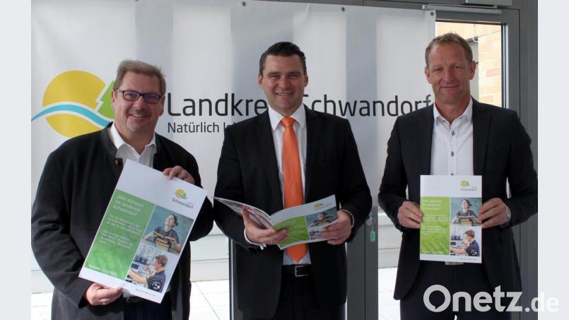Landrat Thomas Ebeling stellte zusammen mit Christian Meyer (rechts) und Reiner Kolloch (links) von der Wirtschaftsförderung die neue Ausbildungs-Broschüre vor. Bild: exb/Veronika Kiener