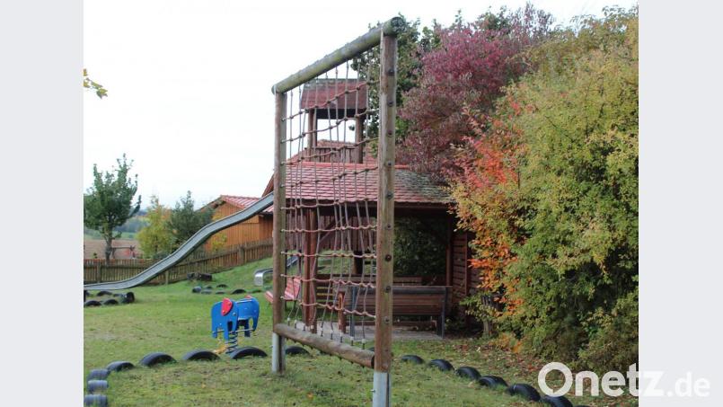 Die Holzgeräte am Spielplatz &quot;Am Gaisberg&quot; sind in einem maroden Zustand. Bild: Susanne Forster
