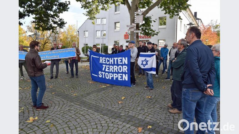 Etwa 50 Demonstranten erinnerten an die Gewalttat von Halle und erklärten sich solidarisch mit dem Judentum. Bild: ANDREAS ROYER