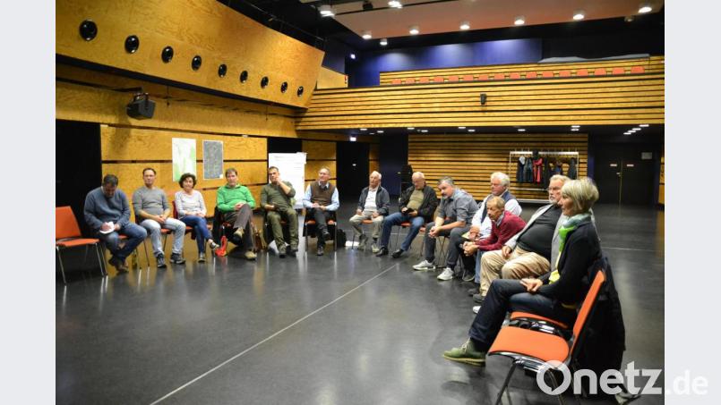 Erneut relativ klein ist die Runde, die bei dem Arbeitstreffen zur Biodiversität die sechs Themenfelder bearbeitet.Alle Bürger sind eingeladen, beim nächsten Arbeitstreffen im Frühjahr 2020 teilzunehmen und die biologische Vielfalt in Ursensollen weiter aufblühen zu lassen. Bild: schß