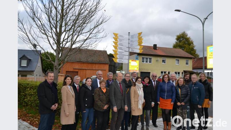 Die Schilder stehen. Zum Abschluss des Beschilderungsprojekts trafen sich Ikom-, Firmen-, Landratsamtvertreter in Neualbenreuth. Bürgermeister Klaus Meyer (Siebter von rechts) erläuterte die Maßnahme. Bild: rti