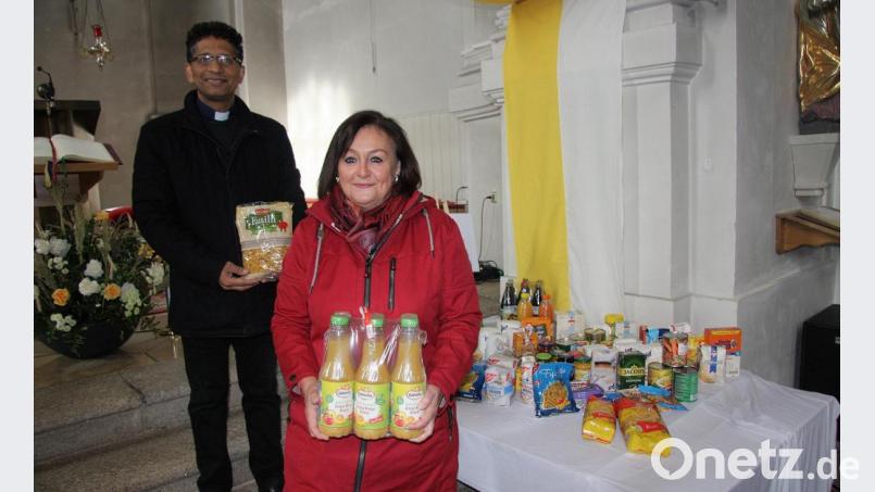 Regelmäßig zum Erntedankfest unterstützt die Pfarrei Fuchsmühl die Mitterteicher Tafel. Dankbar dafür zeigte sich Vorsitzende Nicole Fürst bei der Übergabe durch Pfarrer Joseph. Bild: wro
