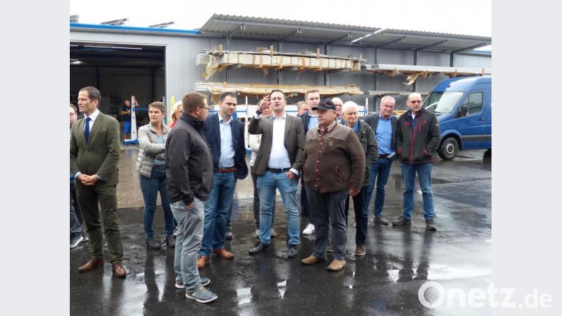 Markus Kiener (Mitte) erklärt den Delegationsteilnehmern der drei CSU-Ortsverbände aus Luhe-Wildenau. Bild: hme