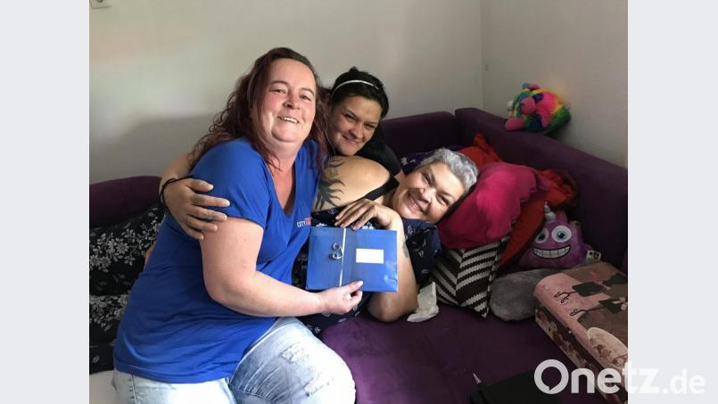 Ein Lichtblick für den Lichtblick: Die krebskranke Friederike Götz (rechts) und ihre Kollegin Stephanie Wolf (links), mit im Bild Götz´ Tochter Tatjana. Bild: eig