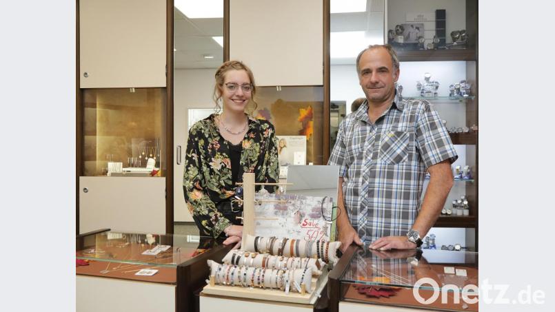 Carina und ihr Ausbilder, ihr Vater, der Uhrmachermeister Markus Sindel. Bild: Wolfgang Steinbacher