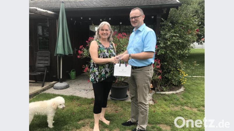 Kornelia Schmid (im Bild mit Redakteur Markus Müller) hat sich Wellness-Gutscheine gewünscht, die sie in ihrem Verein &quot;Pflegende Angehörige&quot; verteilen wird; ein paar davon gönnt sie sich aber selbst. Bild: eig