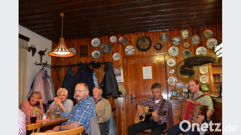 Unterhaltsam und lustig ging es beim 
Mundartabend des Heimatkundlichen Arbeitskreises im Gasthaus Bodensteiner in Tröbes zu. Das Duo
Richard Reger und Andreas Hofmeister (von links) spielt dazu auf. Bild: gi