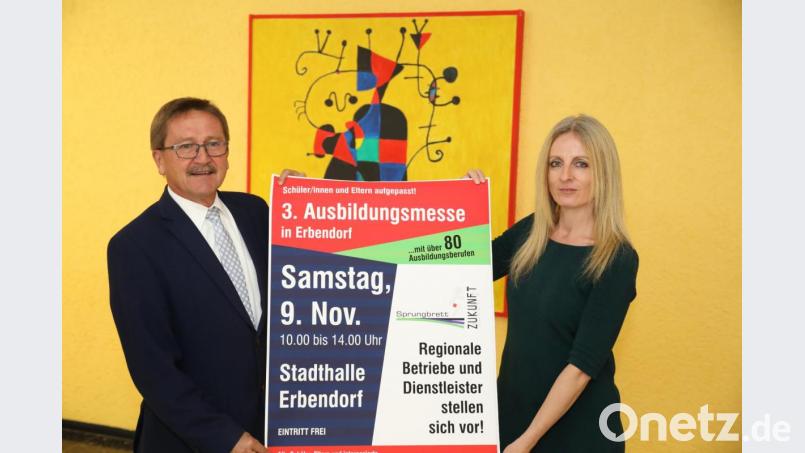 Bürgermeister Hans Donko und Rektorin Sabine Graser geben Starthilfe für die Ausbildungsmesse. Bild: njn