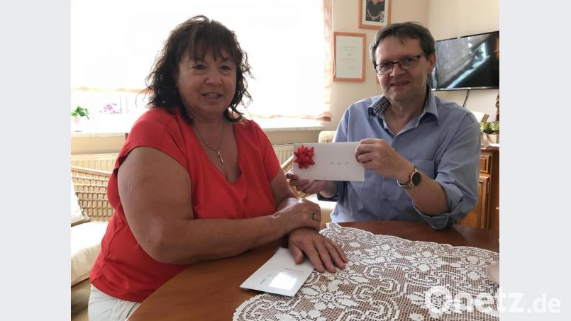 Olga Luft wird mit den 500 Euro schweren Lichtblicke-Gutscheinen die Hausaufgabenhilfe der Caritas und das Förderzentrum in Tirschenreuth mit frischem Obst aus der Region beliefern; mit im Bild Wolfgang Benkhardt, Deskleiter der Redaktion Tirschenreuth. Bild: eig