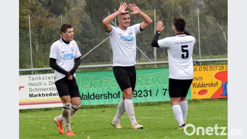 Für Aufsteiger TSV Waldershof (von links Max Markovsky, Julian Schindler und Christian Heinrich) gab es in dieser Saison schon reichlich Grund zum Jubeln. Am Sonntag tritt der TSV zum Verfolgerduell bei der SpVgg Wiesau an. Bild: hho