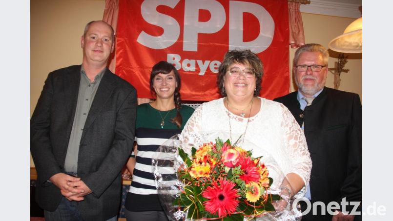 Susi Bittner (Zweite von rechts) ist die Bürgermeisterkandidatin der SPD Plößberg. Zur Nominierung gratulierten SPD-Ortsvorsitzender Hans-Dieter Dietl (rechts), Landratskandidat Thomas Döhler und stellvertretende SPD-Kreisvorsitzende Katrin Hüttner (Zweite von links). Bild: kro