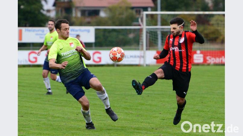 Kein Angst vorm Maskenmann Ilhan Koc: Sebastian Sebald (links) und seine Teamkollegen von der SpVgg Pfreimd wehrten sich zuletzt tapfer gegen den SC Ettmannsdorf. Am Samstag sind die Pfreimder in Bad Kötzting zu Gast. Bild: mr