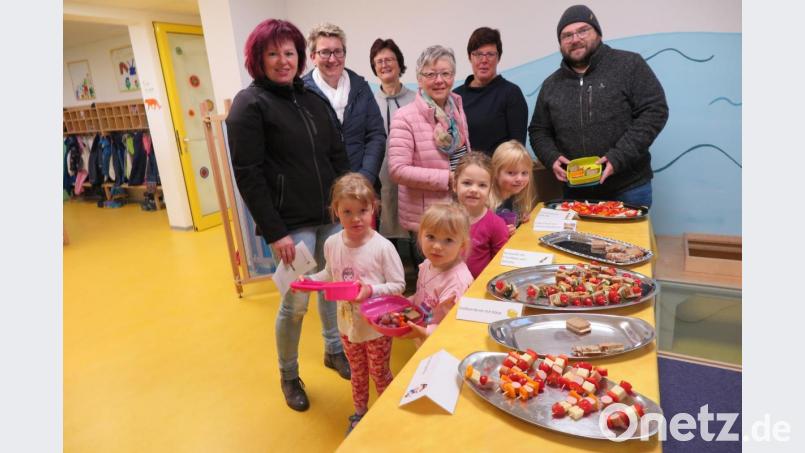 Kindergartenleiterin Regina Amm (Dritte von links) und Barbara Michalski (Fünfte von links) freuten sich, dass das Angebot „Gesund und fit im Kinder-Alltag“ bei der Frühstückswoche so gut angenommen wurde. Bild: jzk
