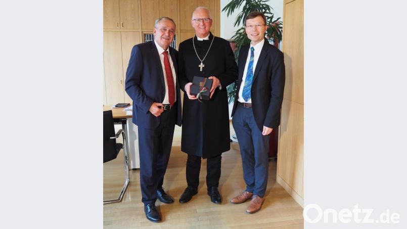 Porzellan aus Weiden gibt es als Willkommensgeschenk für den neuen Regionalbischof Klaus Stiegler (Mitte) von Oberbürgermeister Kurt Seggewiß (links). Mit dabei Dekan Wenrich Slenczka. Bild: Bühner