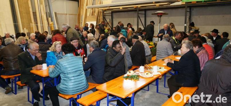 Nach der geistigen Stärkung in der Festmesse hatte die Dorfgemeinschaft Trichenricht zur leiblichen Stärkung zum Frühschoppen in eine dafür herausgeputzte Maschinenhalle im Dorf eingeladen, was bestens ankam. Bild: ads