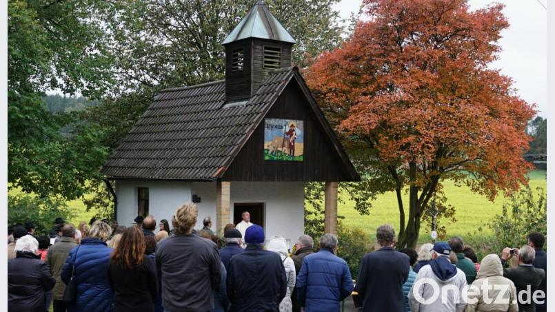 Sehr viele Gläubige besuchen die Festmesse, die Pfarrer Josef Irlbacher anlässlich des 50-jährigen Bestehens der kleinen Kapelle in Trichenricht zelebriert. Bild: ads