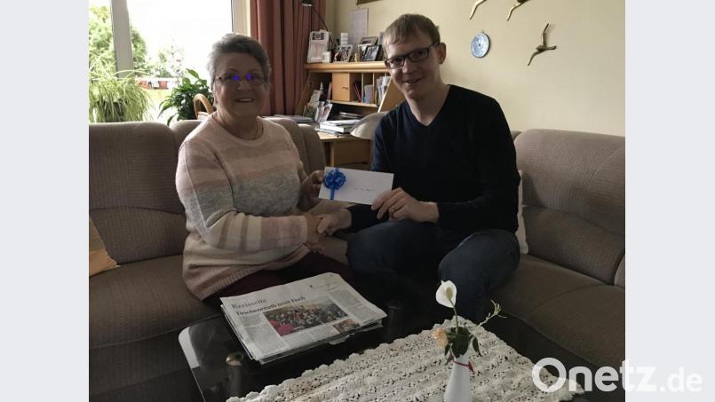 Inge Pannrucker und der Reporterchef der Redaktion Tirschenreuth, Martin Maier. Das Geld kommt einem Kindergarten zugute. Bild: eig