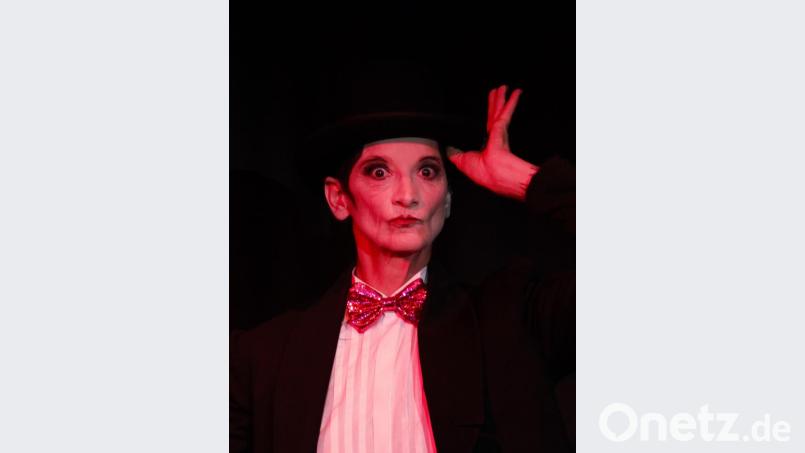 Linde Hammer als Conférencieuse. Bild: GILDO CASSIMO / PHOTOSPOKUS