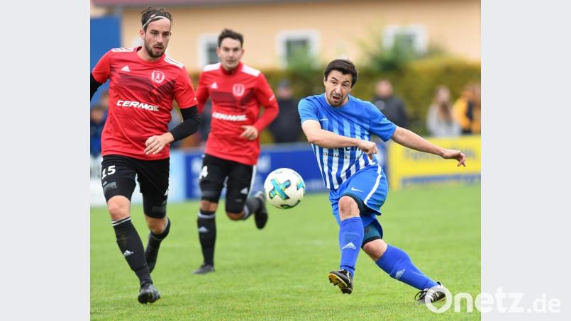 Zuletzt ging der FC Tremmersdorf im Derby beim SC Kirchenthumbach als Verlierer vom Platz. Spielertrainer Christian Ferstl (blaues Trikot) fordert von seinem Team im Duell gegen den Tabellenzweiten FC Weiden-Ost eine bessere Chancenverwertung. Bild: af