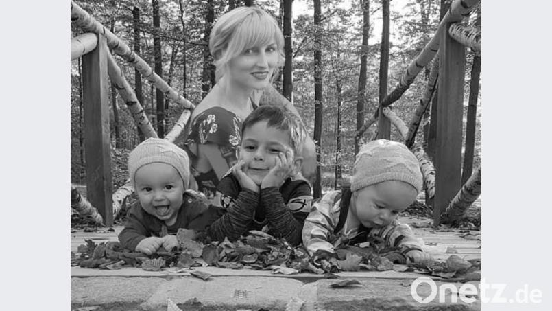 Diese Fotocollage von Jessy und ihren drei Jungs haben Angehörige zur Erinnerung gestaltet. Bild: Michael Mackenstein/exb