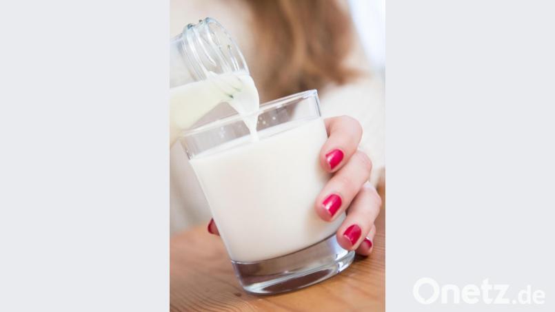 Zahlreiche Supermärkte rufen fettarme Milch (1,5 Prozent) zurück. Betroffen sind Milchprodukte der Unternehmen "DMK Deutsche Milchkonto GmbH" und der "Fude + Serrahn Milchprodukte GmbH &amp; Co. KG". Symbolbild: Christin Klose/dpa