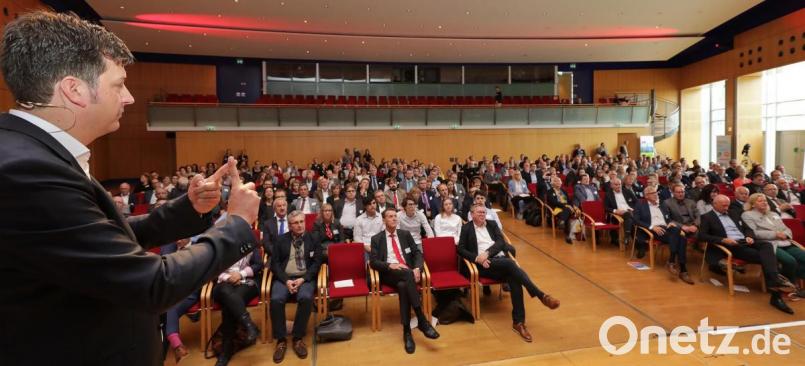 Rüdiger Maas (links) bringt den 400 Teilnehmern der bayernweiten &quot;SchuleWirtschaft&quot;-Tagung nahe, wie die Generation Z tickt. Ehrenamtliche Vertreter aus rund 100 lokalen Arbeitskreisen kommen dabei zum Erfahrungsaustausch und zur Vernetzung im ACC zusammen. Bild: Wolfgang Steinbacher