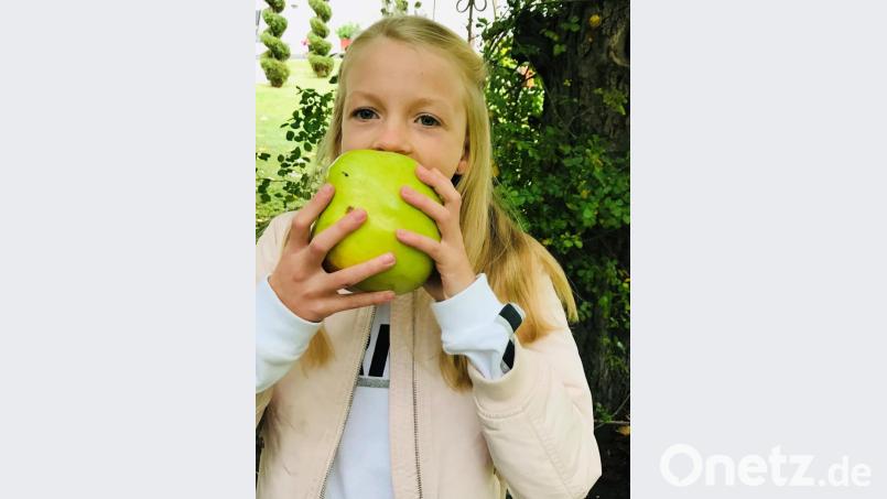 Katharina beißt in ihren Riesenapfel. Bild: cv