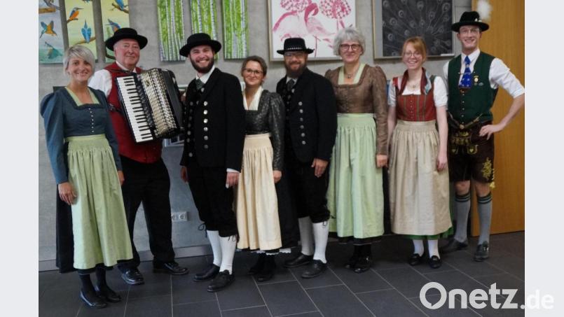 Die „Miesbergler Trachtengruppe“ Schwarzenfeld bestach durch ihre wunderschönen Dirndln und „Gwandter“ sowie gekonnt vorgetragenen Volkstänze. Bild: weu