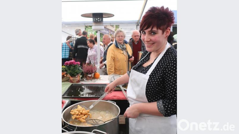 Franziska Nitz backt beim Bauernmarkt Scheutenkücheln in heißem Fett. Bild: Hirsch