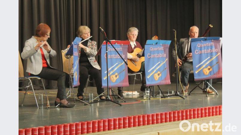 Die Musiker hinter dem „Spalier“ von Notfalldosen. Bild: Schönberger, Ferdinand [fsb]