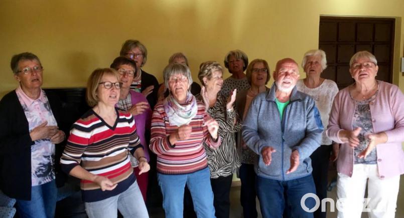 Das Foto beweist, dass die "Klingende Runde“ in Schwarzenfeld/Nabburg, ebenfalls unter Leitung von Kerstin Schatz, großen Anklang fand und Freude bereitete. Archivbild: exb