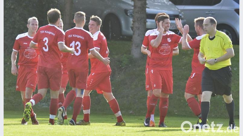In der 14. Minute bejubeln die Spieler des TSV Königstein den Treffer von Torjäger Udo Hagerer (Dritter von rechts) zur 1:0-Führung. Bild: Hubert Ziegler