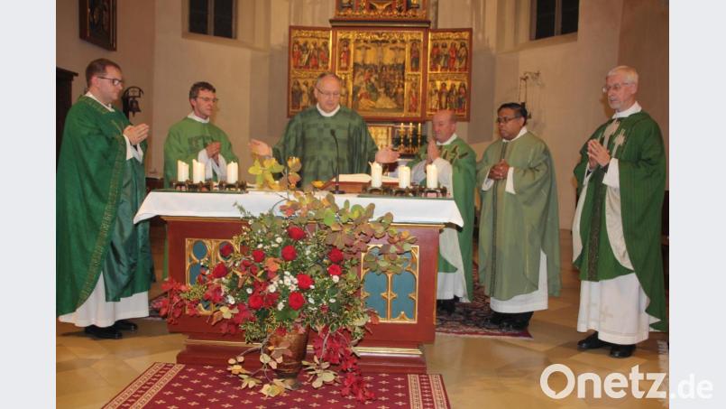 Sie zelebrierten gemeinsam den Gottesdienst, von links der neue Kaplan Daniel Fenk, der scheidende Kaplan Paul Gebendorfer, Stadtpfarrer Georg Flierl, Pfarrer Konrad Gruber, Pater Yoseph Bugalit und Pater Klaus Kniffki. Bild: kro