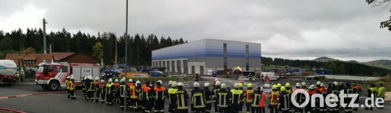 Rund 80 Floriansjünger aus dem westlichen Landkreis, darunter Feuerwehrführungskräfte und Feuerwehrfrauen und -männer nahmen an der rund fünfstündigen Feuerwehrschulung zum Thema Flüssiggas und der Führung auf dem Betriebsgelände der Firma Plannerer Abbruchunternehmen in Neuhof bei Pullenreuth teil. Bild: mde