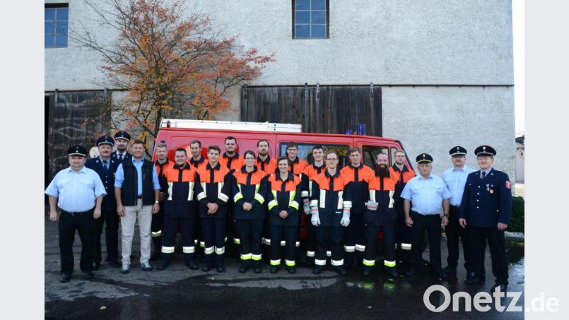 Zwei Gruppen der Feuerwehr Lohma haben fehlerfrei und in schneller Zeit die Leistungsprüfung "Gruppe im Löscheinsatz" abgelegt. Die Schiedsrichter Hans-Peter Müller (links), Kreisbrandmeister Matthias Schmidt (2.von rechts) und Kreisbrandinspektor Martin Weig (3. von rechts) lobten die Einsatzbereit. Über die Leistungsfähigkeit freute sich auch Pleysteins Bürgermeister Rainer Rewitzer (4. von links) und die Führung der Lohmaer Wehr. Bild: bey