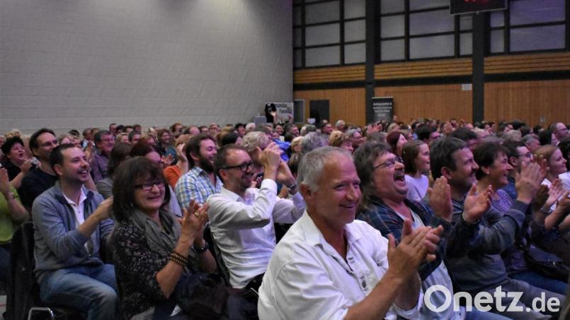 Das Publikum in der Grafenwöhrer Stadthalle lacht begeistert. Bild: rgr