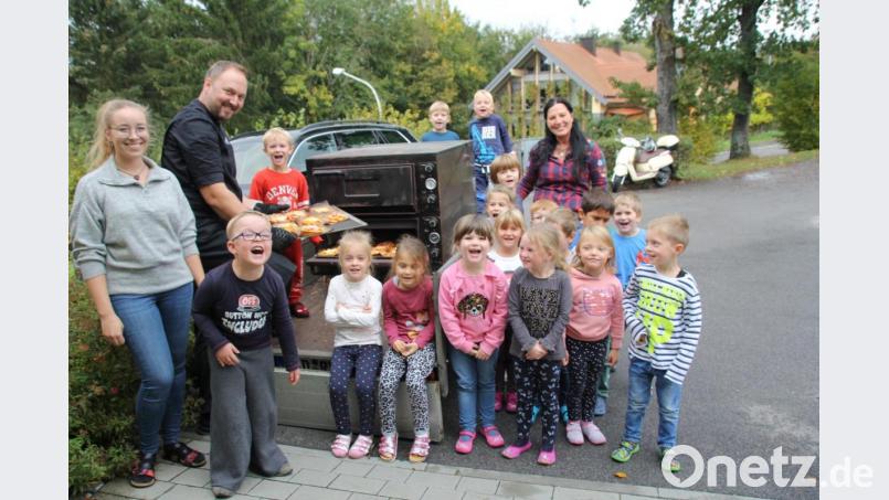 Die Freude auf die leckeren Pizzas, die sie mit Kräuterkoch Andreas Meier backen durften, war den Kindern ins Gesicht geschrieben. Natürlich bekamen auch Kristina Baumer (links) und Hildegard Kraus- Maier (rechts) etwas ab. Bild: frd