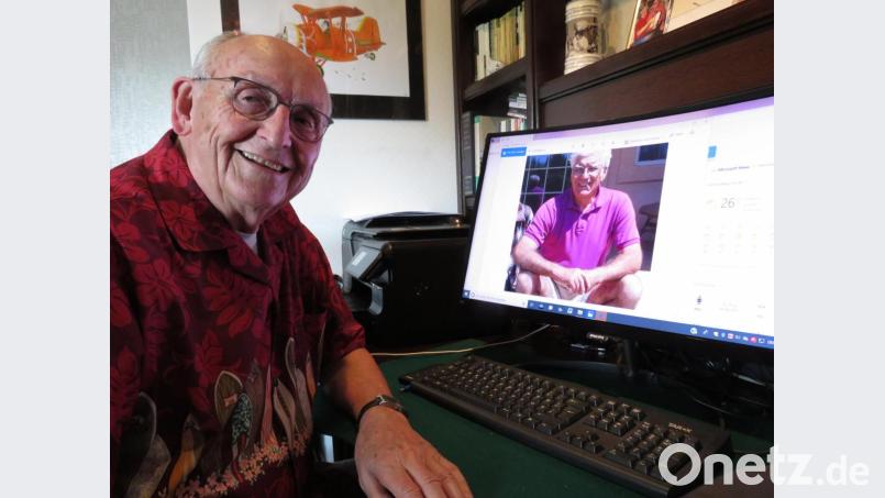 Der Zahnarzt im Ruhestand und Künstler, Hans-Georg Schulze, schreibt seinem Freund, Peter Schraml (am Bildschirm) regelmäßig E-Mails. Die beiden haben trotz der räumlichen Entfernung von nahezu 9000 Kilometern nahezu 70 Jahre lang weiterhin engen Kontakt. Bild: ubb