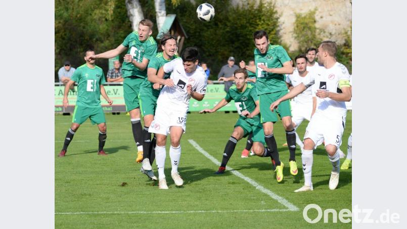 Herr im eigenen Strafraum war die DJK Ammerthal (grüne Trikots) in der Partie gegen Bayernliga-Spitzenreiter SV Seligenporten in fast allen Situationen. Die Gastgeber feierten einen 2:1-Erfolg und verbesserten sich in der Tabelle auf Platz vier. Bild: Andreas Brückmann