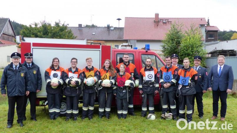 Mit Bravour hat eine Gruppe der FFW Pfaffenhofen die nächste Stufe des Feuerwehrleistungsabzeichens abgelegt. Kreisbrandmeister Jürgen Ehrnsberger, Helmut Braun (von links) und Bürgermeister Stefan Braun, Vorsitzender Stefan Kuhn sowie Kommandant Markus Blomenhofer gratulierten den neun stolzen Prüflingen. Bild: jp
