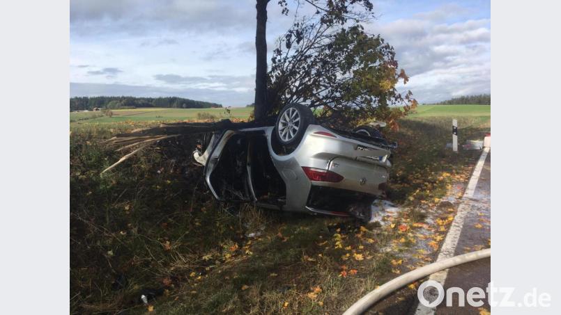 Ein junger Mann schlägt nach einer Wespe und kommt von der Fahrbahn nach links ab und prallt an einen Baum. Das Fahrzeug brennt total aus. Bild: dob