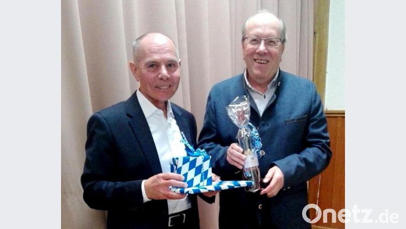 Vorsitzender Christoph Bauer (rechts) bedankte sich beim Chefjustiziar von &quot;Haus &amp; Grund Bayern&quot;, Manfred Nikui (links), für die langjährige Unterstützung mit einem Geschenk. Bild: Hirsch