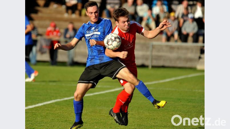 Michael Busch (links) stellte mit seinem Führungstreffer die Weichen zum 3:0-Sieg der SpVgg SV Weiden in Neukirchen. Bild: Werner Franken
