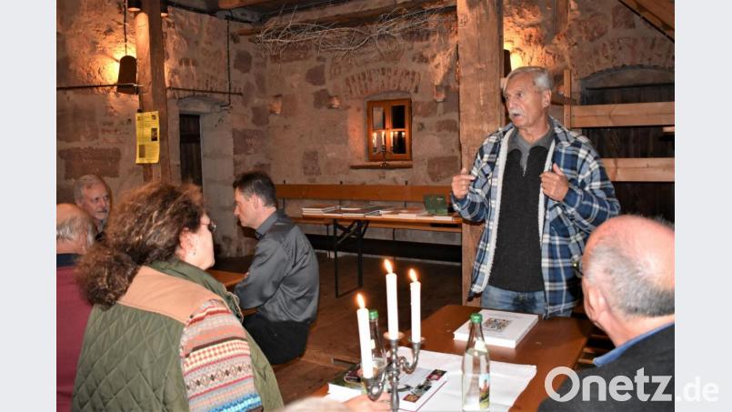 Bernd Thieser stellt das Buch &quot;Galgen, Rad und Peitschenhiebe&quot; vor. Bild: rgr
