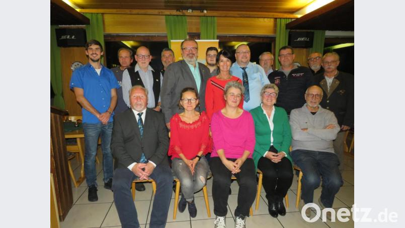 MdL Kerstin Radler (stehend, Siebtevon links) nimmt mit Vorsitzendem Peter Reiser (Fünfter von rechts) die Ehrungen vor und gratuliert allen Geehrten. Gerhard Steiner (Fünfter von links) wurde mit Platin ausgezeichnet. Bild: adj