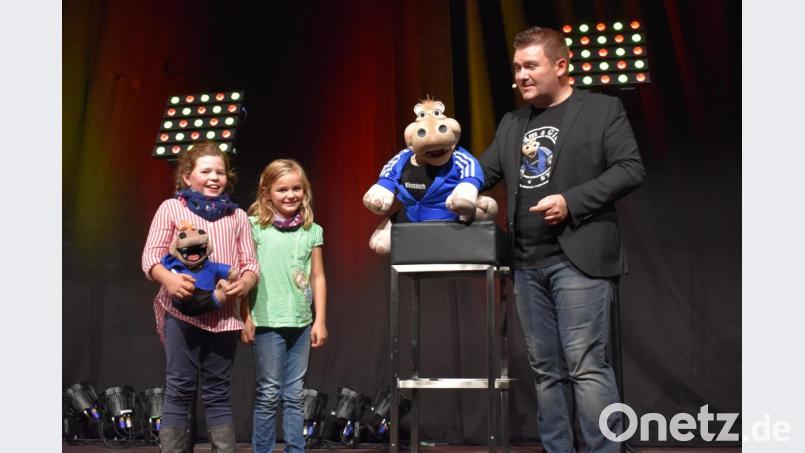 Zwei Mädchen dürfen zu "Amanda" und Sebastian Reich auf die Bühne. Bild: rgr